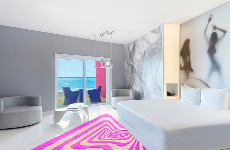 Couple’s Clothing-Optional Oceanfront Jacuzzi Tower Suite Temptation Cancun Resort Cancún Couple’s Clothing-Optional Oceanfront Jacuzzi Tower Suite Temptation Cancun Resort Cancún